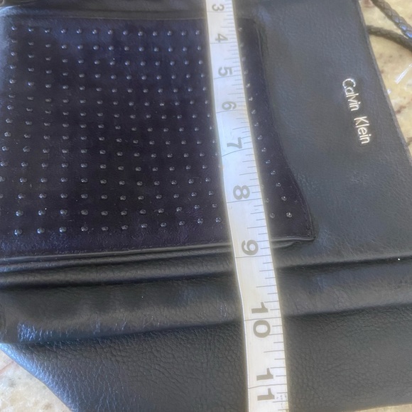 Calvin Klein small bucket/ crossbody bag. Black - Picture 9 of 10